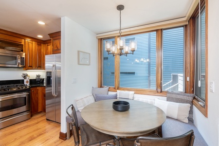 Eat in Kitchen and bar seating