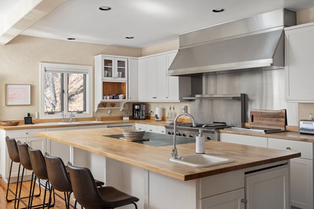 Huge chef's kitchen with eat-in dining room