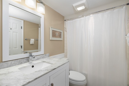 The queen en suite bathroom has a tub-shower combo