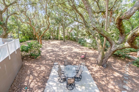 Large Shady Yard with Outdoor Dining