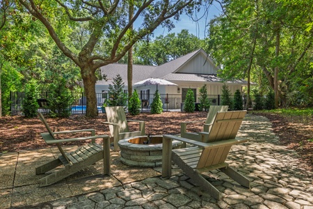 Spend the evenings next to the fire under mature oak trees