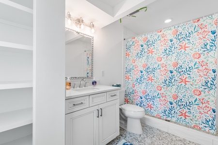 Your king en suite bathroom features built-in shelves and a tub-shower combo