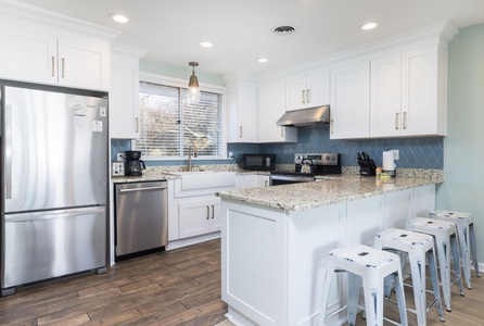 Kitchen and breakfast bar