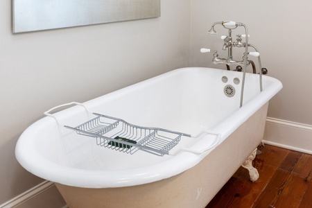 The king en suite bathroom has a large, clawfoot soaking tub