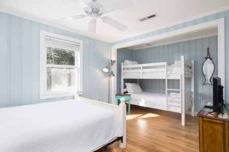 The Blue Pelican | Full Bed/Bunk Bed Room