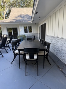 Poolside dining for 8—simple, sunny, perfect.