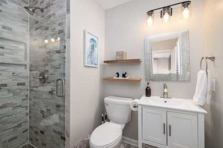 King bedroom ensuite  bath