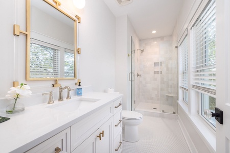 King Bedroom En Suite Bathroom