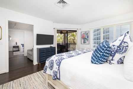 Your primary king bedroom features an en suite bathroom
