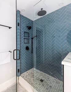 King bedroom ensuite shower