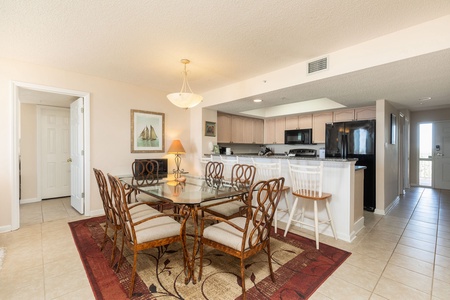 Dining area to kitchen