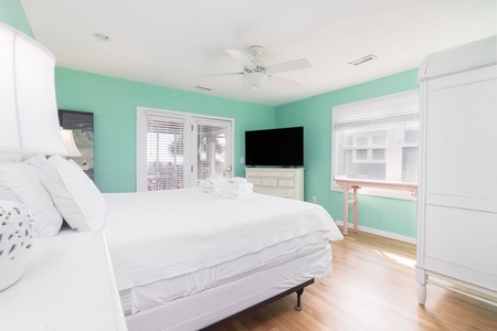 Your primary king bedroom features an en suite bathroom