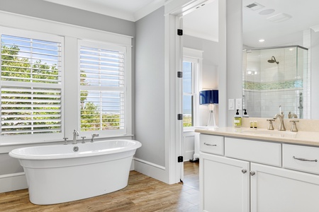 2nd Floor Master Tub