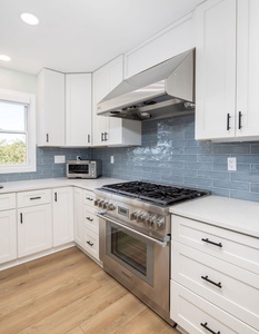 The gas stove is a chef's dream.