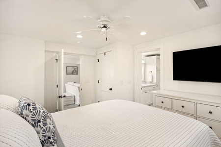 Queen Bedroom #5