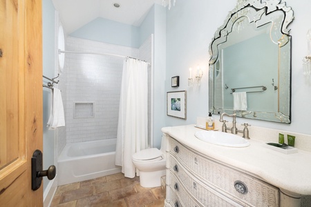 The twin room features an en suite bathroom with tub-shower combo