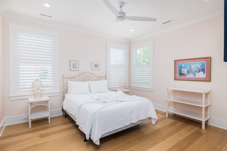 2nd Floor Queen Bedroom