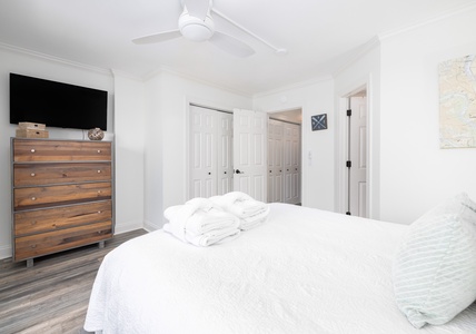 The queen bedroom features an en suite bathroom