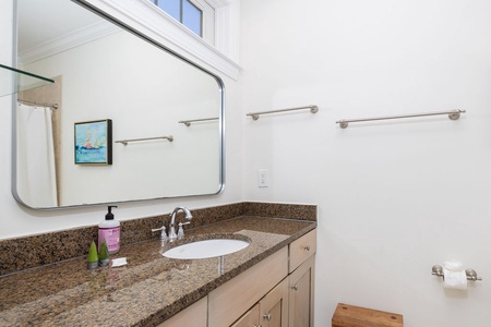 Cozy twin en suite bathroom.