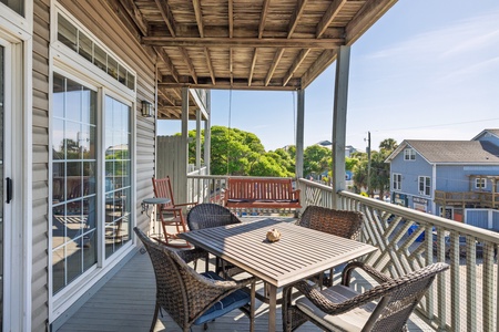 Enjoy meals on your outdoor dining set