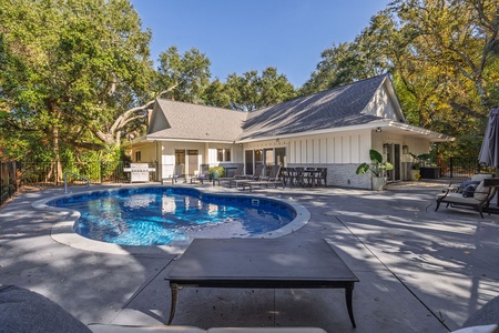 Easy access to the pool from the house