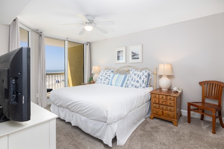 A second king bedroom situated across the hallway with more amazing views
