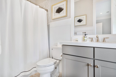 2nd Floor RIGHT Queen Bathroom