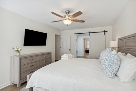 Your primary king bedroom features an en suite bathroom