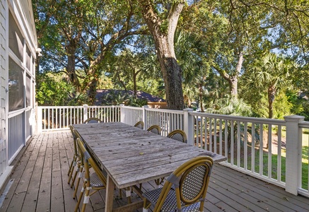 Make mealtime memories outdoors in your back porch dining area.