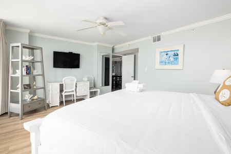 Your cozy primary king bedroom features an en suite bathroom