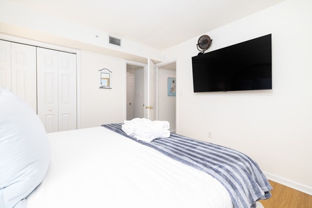 Your cozy second bedroom has a brand new king mattress