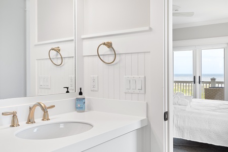 2nd Floor RIGHT King Bath