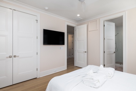 2nd Floor Queen Bedroom