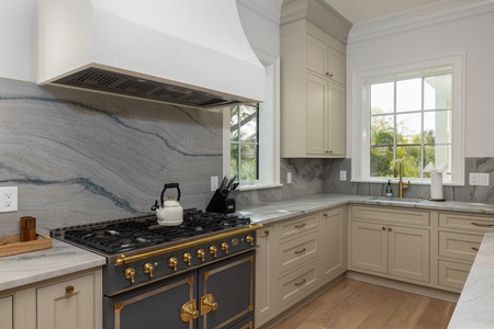 This french-style gas range welcomes you to your luxury kitchen