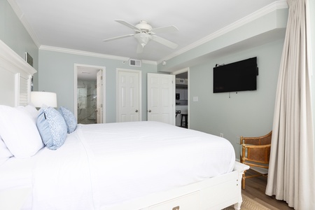 The king bedroom has its own en suite bathroom