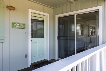 Emerald Cove features a welcoming entrance