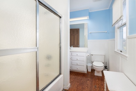 Second floor bath with tub/shower combo