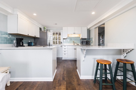 Breakfast bar to kitchen