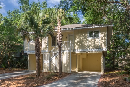 Welcome to Carolina Sunset, a coastal cottage located in the quiet Twin Oaks community on the Isle of Palms