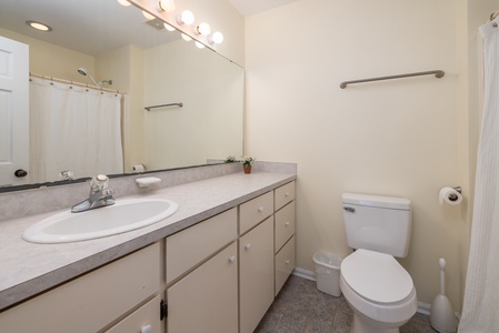 The king en suite for includes a tub/shower combination