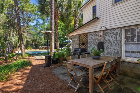 Have your lunch or dinner al fresco next to your private pool