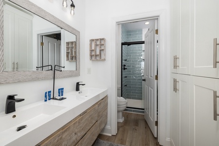 King En Suite Bathroom
