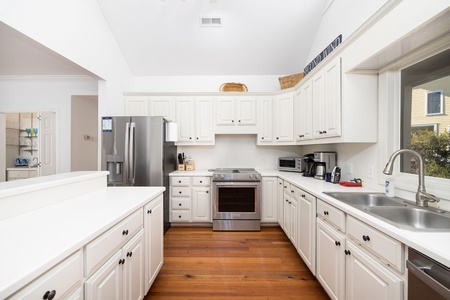 Cook with tropical views in your large kitchen, featuring vaulted ceilings and plenty of natural light