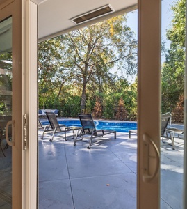 Access to the pool from the living room