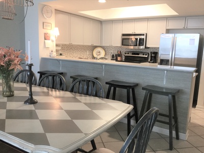 Dining area to breakfast bar