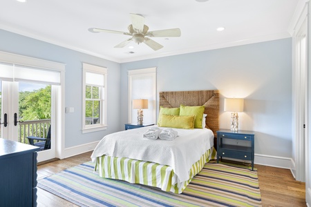 2nd Floor RIGHT Queen Bed