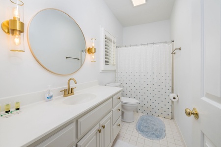 Downstairs Primary En-Suite