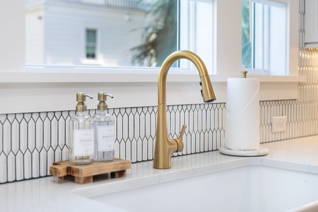 Modern and elegant touches adorn the kitchen