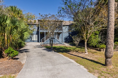 Jaganda Breeze features a large driveway with plenty of parking
