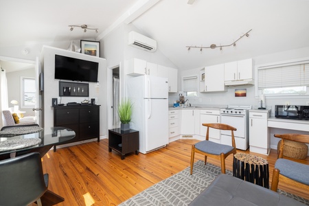 Your bright, open living area features gleaming hardwood floors, stylish furnishings, and a full kitchen ready for your favorite meals. Relax in air-conditioned comfort while enjoying the coastal décor and thoughtful touches throughout.
